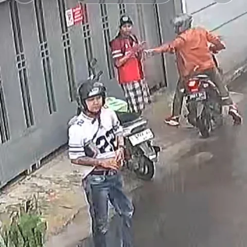 Kurir Ditodong Pisau dan Dibegal di Astanaanyar Bandung aaat Berteduh, Motor dan 13 Paket Raib Dicuri