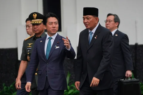 Menteri Pertahanan Indonesia Syafi'i Sjamsoeddin berjalan bersama Menteri Pertahanan Jepang Shinjiro Koizumi didampingi  Panglima Jenderal TNI Agus Subiyanto menjelang  pertemuan mereka di Kantor Kemenhan, Jakarta, Jakarta, Indonesia, Senin (04/05/2026).