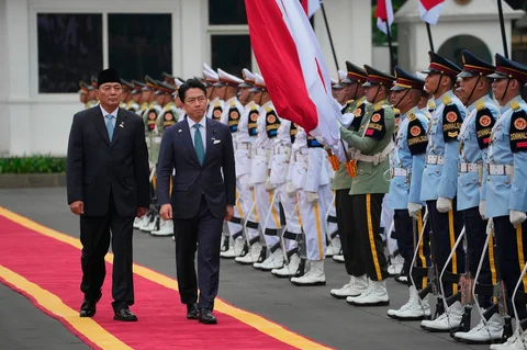 Menteri Pertahanan Indonesia Syafi'i Sjamsoeddin bersama Menteri Pertahanan Jepang Shinjiro Koizumi memeriksa barisan kehormatan selama upacara penyambutan menjelang pertemuan mereka di Kantor Kemenhan, Jakarta, Jakarta, Indonesia, Senin (04/05/2026).
