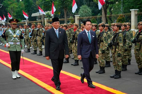 Menteri Pertahanan Indonesia Syafi'i Sjamsoeddin bersama Menteri Pertahanan Jepang Shinjiro Koizumi memeriksa barisan kehormatan selama upacara penyambutan menjelang pertemuan mereka di Kantor Kemenhan, Jakarta, Jakarta, Indonesia, Senin (04/05/2026).