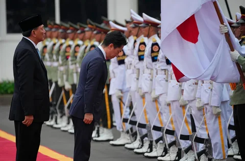 Menteri Pertahanan Jepang Shinjiro Koizumi memberi hormat bendera Jepang didampingi  Menteri Pertahanan Indonesia Syafi'i Sjamsoeddin  selama upacara penyambutan menjelang pertemuan mereka di Kantor Kemenhan, Jakarta, Jakarta, Indonesia, Senin (04/05/2026).