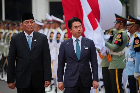 Menteri Pertahanan Indonesia Syafi'i Sjamsoeddin bersama Menteri Pertahanan Jepang Shinjiro Koizumi memeriksa barisan kehormatan selama upacara penyambutan menjelang pertemuan mereka di Kantor Kemenhan, Jakarta, Jakarta, Indonesia, Senin (04/05/2026).