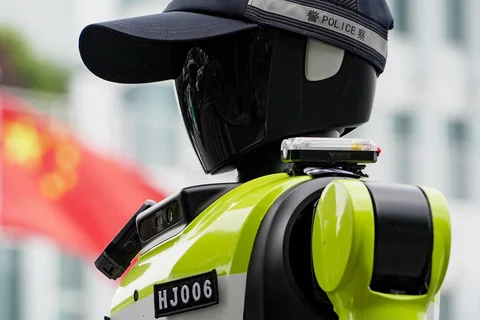 Robot polisi humanoid di Hangzhou, provinsi Zhejiang timur Tiongkok, Minggu (03/05/2026