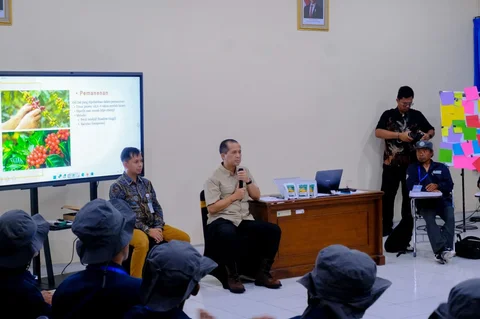 Menteri Transmigrasi Republik Indonesia, M. Iftitah Sulaiman Suryanagara melakukan kunjungan kerja ke Balai Besar Pelatihan dan Pemberdayaan Masyarakat Transmigrasi (BBPPMT) Yogyakarta