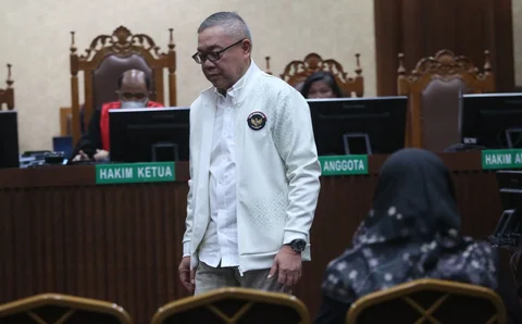 Terdakwa kasus korupsi pengadaan liquefied natural gas (LNG) atau gas alam cair mantan Direktur Gas Pertamina,  Hari Karyuliarto, usai menjalani sidang putusan di Pengadilan Tipikor, Jakarta, Senin (04/05/2026).
