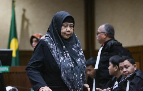 Terdakwa kasus korupsi pengadaan liquefied natural gas (LNG) atau gas alam cair mantan VP Strategic Planning Business Development, Yenni Andayani usai menjalani sidang putusan di Pengadilan Tipikor, Jakarta, Senin (04/05/2026).