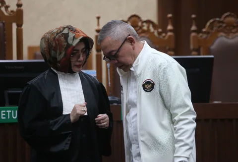 Terdakwa kasus korupsi pengadaan liquefied natural gas (LNG) atau gas alam cair mantan Direktur Gas Pertamina,  Hari Karyuliarto, usai menjalani sidang putusan di Pengadilan Tipikor, Jakarta, Senin (04/05/2026).