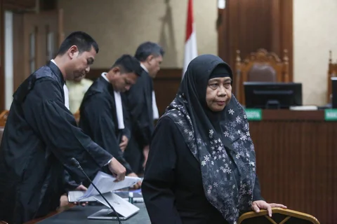 Terdakwa kasus korupsi pengadaan liquefied natural gas (LNG) atau gas alam cair mantan VP Strategic Planning Business Development, Yenni Andayani usai menjalani sidang putusan di Pengadilan Tipikor, Jakarta, Senin (04/05/2026).