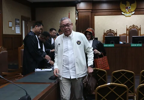 Terdakwa kasus korupsi pengadaan liquefied natural gas (LNG) atau gas alam cair mantan Direktur Gas Pertamina,  Hari Karyuliarto, usai menjalani sidang putusan di Pengadilan Tipikor, Jakarta, Senin (04/05/2026).