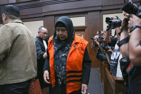 Terdakwa kasus korupsi pengadaan liquefied natural gas (LNG) atau gas alam cair mantan VP Strategic Planning Business Development, Yenni Andayani usai menjalani sidang putusan di Pengadilan Tipikor, Jakarta, Senin (04/05/2026).
