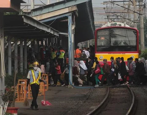 Suasana Stasiun Bekasi, Jawa Barat, Senin (1/2/2021). Calon penumpang menerapkan protokol kesehatan dengan memakai masker. (Liputan6.com/Herman Zakharia)