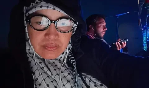 Maimon Herawati dan Thiago Avila saat berada di kapal Saf-Saf selama pelayaran menuju Jalur Gaza sebelum insiden pencegatan dan penculikan oleh pasukan zionis Israel. (Dok. Instagram/@MaimonH