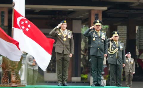 Kasad Jenderal TNI Maruli Simanjuntak menerima kunjungan kehormatan Chief of Army Singapore Army Mayor Jenderal Cai Dexian di Markas Besar Angkatan Darat, Jakarta, Senin (4/5/2026).