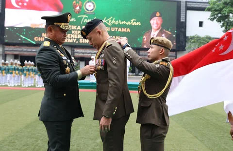 Kasad Jenderal TNI Maruli Simanjuntak menerima kunjungan kehormatan Chief of Army Singapore Army Mayor Jenderal Cai Dexian di Markas Besar Angkatan Darat, Jakarta, Senin (4/5/2026).