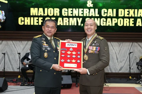 Kasad Jenderal TNI Maruli Simanjuntak menerima kunjungan kehormatan Chief of Army Singapore Army Mayor Jenderal Cai Dexian di Markas Besar Angkatan Darat, Jakarta, Senin (4/5/2026).