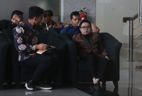 Plt Bupati Cilacap, Ammy Amalia Fatma Surya saat memenuhi panggilan KPK di  Gedung Merah Putih KPK, Jakarta, Selasa (05/05/2026).