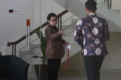 Plt Bupati Cilacap, Ammy Amalia Fatma Surya saat memenuhi panggilan KPK di  Gedung Merah Putih KPK, Jakarta, Selasa (05/05/2026).