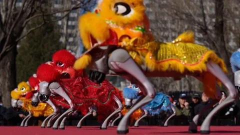 Sebuah robot berkaki empat yang dilengkapi dengan kepala singa melakukan pertunjukan selama hari kedua perayaan Tahun Baru Imlek 2577 Kongzili di sebuah pekan raya kuil di Beijing pada Rabu 1