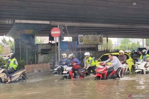 Ratusan Kendaraan Mogok Usai Terobos Banjir di Puri Kembangan, Ada yang Terjebak di Kolong Tol