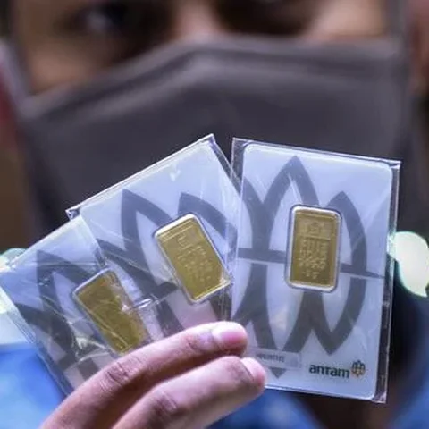Pekerja menunjukkan emas di Cikini Gold Center, Jakarta, Selasa (28/7/2020). Harga emas batangan PT Aneka Tambang (Antam) pada 28 Juli 2020 menembus Rp1 juta/gram yang merupakan posisi tertin