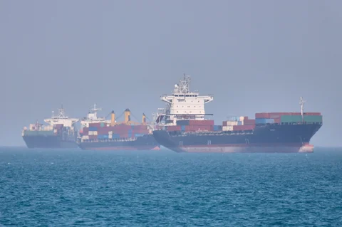 Kapal-kapal tanker dan kargo berlabuh di lepas pantai di Selat Hormuz di lepas Bandar Abbas, Iran, Senin, (04/05/2026).