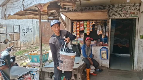 Kisah Rahmat Pemulung Muda Putus Sekolah Jualan Es di Gunungan Sampah Bantargebang buat Menyambung Hidup