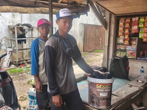 Kisah Rahmat Pemulung Muda Putus Sekolah Jualan Es di Gunungan Sampah Bantargebang buat Menyambung Hidup