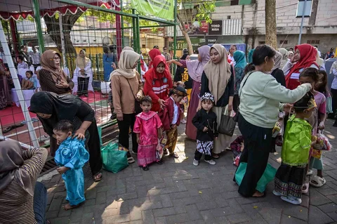 Anak-anak bersama ibunya  menunggu giliran untuk menerima vaksin Campak-Rubella sebagai bagian dari program kesehatan pemerintah untuk memerangi penyakit anak di Surabaya, Jawa Timur, Rabu (06/05/2026).