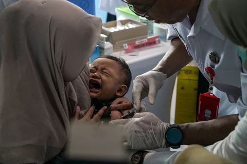 Seorang anak menerima suntikan vaksin Campak-Rubella sebagai bagian dari program kesehatan pemerintah untuk memerangi penyakit anak di Surabaya, Jawa Timur, Rabu (06/05/2026).