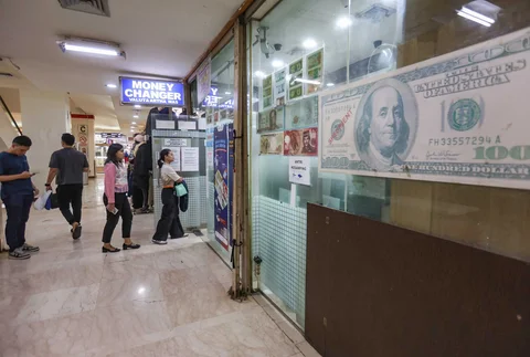 Warga menukarkan uang pada money changer di kawasan ITC Kuningan, Jakarta, Rabu (06/05/2026).
