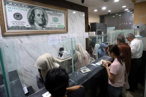Warga menukarkan uang pada money changer di kawasan ITC Kuningan, Jakarta, Rabu (06/05/2026).