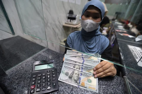 Warga menukarkan uang pada money changer di kawasan ITC Kuningan, Jakarta, Rabu (06/05/2026).