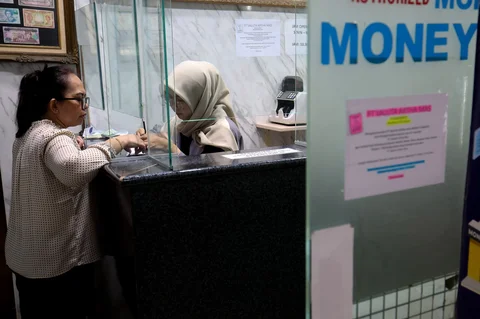 Warga menukarkan uang pada money changer di kawasan ITC Kuningan, Jakarta, Rabu (06/05/2026).