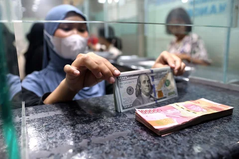 Warga menukarkan uang pada money changer di kawasan ITC Kuningan, Jakarta, Rabu (06/05/2026).