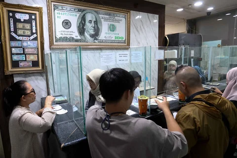 Warga menukarkan uang pada money changer di kawasan ITC Kuningan, Jakarta, Rabu (06/05/2026).