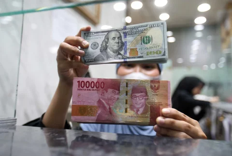 Warga menukarkan uang pada money changer di kawasan ITC Kuningan, Jakarta, Rabu (06/05/2026).