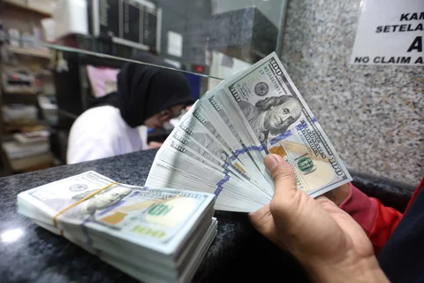 Warga menukarkan uang pada money changer di kawasan ITC Kuningan, Jakarta, Rabu (06/05/2026).