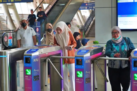 Calon penumpang LRT Jabodebek di Stasiun Dukuh Atas, jakarta, Rabu (06/05/2026).