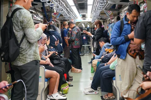 Penumpang LRT Jabodebek di Stasiun Dukuh Atas, jakarta, Rabu (06/05/2026).