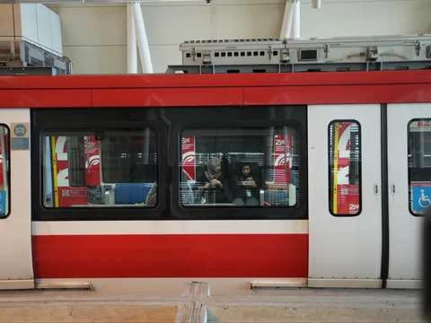 Penumpang LRT Jabodebek di Stasiun Dukuh Atas, jakarta, Rabu (06/05/2026).