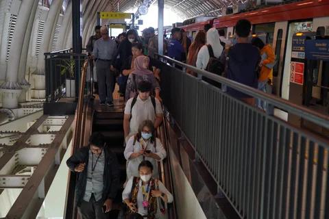 Penumpang  LRT Jabodebek di Stasiun Dukuh Atas, jakarta, Rabu (06/05/2026).