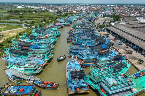 Pemandangan udara menunjukkan kapal-kapal nelayan berlabuh di pelabuhan Juwana, Pati,  Jawa Tengah, Rabu *06/05/2026).
