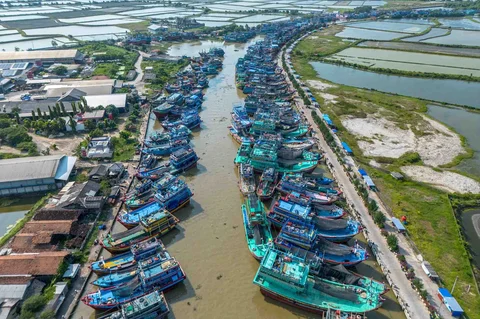 Pemandangan udara menunjukkan kapal-kapal nelayan berlabuh di pelabuhan Juwana, Pati,  Jawa Tengah, Rabu *06/05/2026).