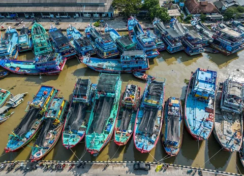Pemandangan udara menunjukkan kapal-kapal nelayan berlabuh di pelabuhan Juwana, Pati,  Jawa Tengah, Rabu *06/05/2026).