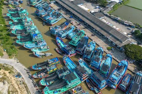 Pemandangan udara menunjukkan kapal-kapal nelayan berlabuh di pelabuhan Juwana, Pati,  Jawa Tengah, Rabu *06/05/2026).
