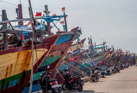 Kapal-kapal nelayan berlabuh di pelabuhan Juwana, Pati,  Jawa Tengah, Rabu *06/05/2026).