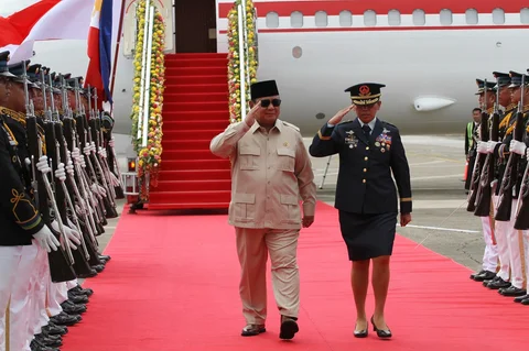 Presiden Prabowo Subianto  memberi hormat kepada pasukan kehormatan saat tiba di Bandara Internasional Mactan-Cebu, Filipina tengah, Kamis (07/05/2026).