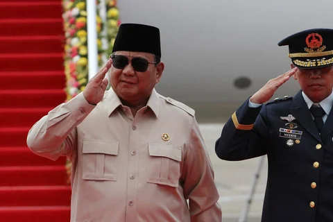 Presiden Prabowo Subianto  memberi hormat kepada pasukan kehormatan saat tiba di Bandara Internasional Mactan-Cebu, Filipina tengah, Kamis (07/05/2026).