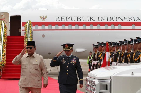 Presiden Prabowo Subianto  memberi hormat kepada pasukan kehormatan saat tiba di Bandara Internasional Mactan-Cebu, Filipina tengah, Kamis (07/05/2026).