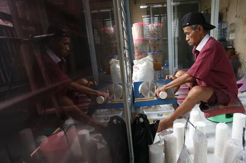 Pekerja menyelsaikan pembuatan kripik tempe di rumah usaha Keripik Tempe Mama Tina, Kebayoran Baru, Jakarta Selatan, Kamis (7/5/2026).